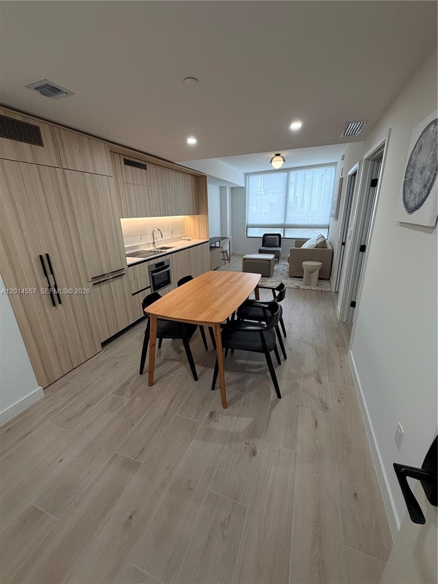 225 N Miami av # 907, Miami FL 33128 — 2
