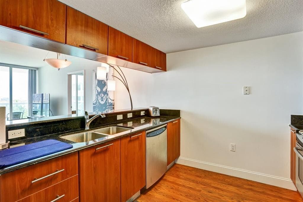 1800 N Bayshore Drive # 1610, Miami FL 33132 — 6