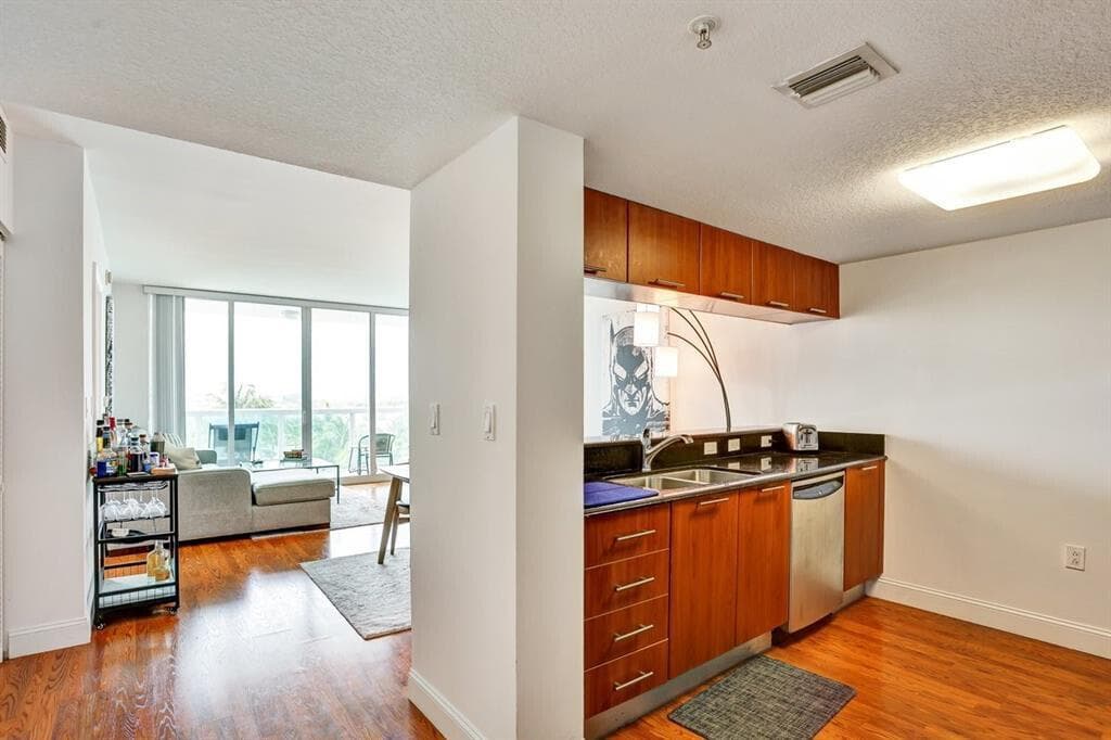 1800 N Bayshore Drive # 1610, Miami FL 33132 — 4