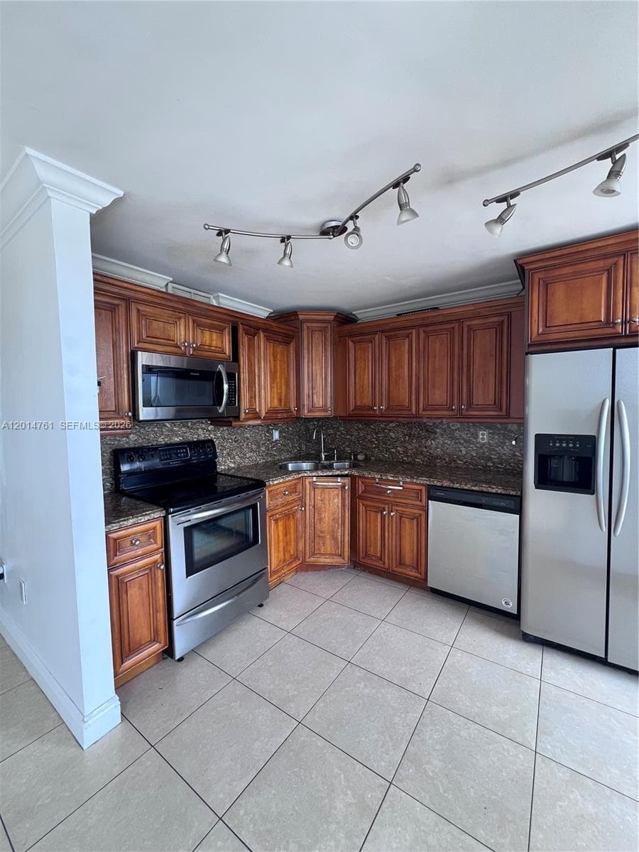 7300 Wayne Ave # 401, Miami Beach FL 33141 — 10