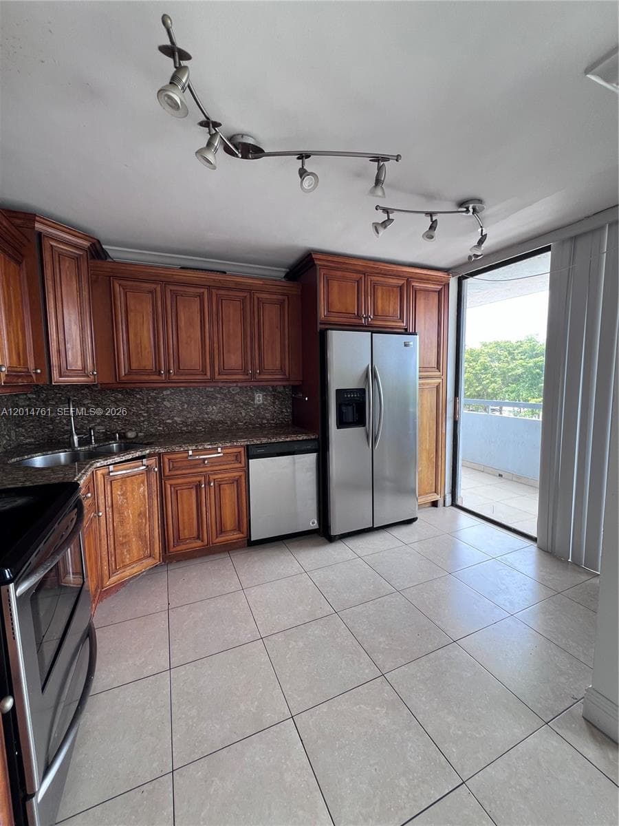 7300 Wayne Ave # 401, Miami Beach FL 33141 — 11