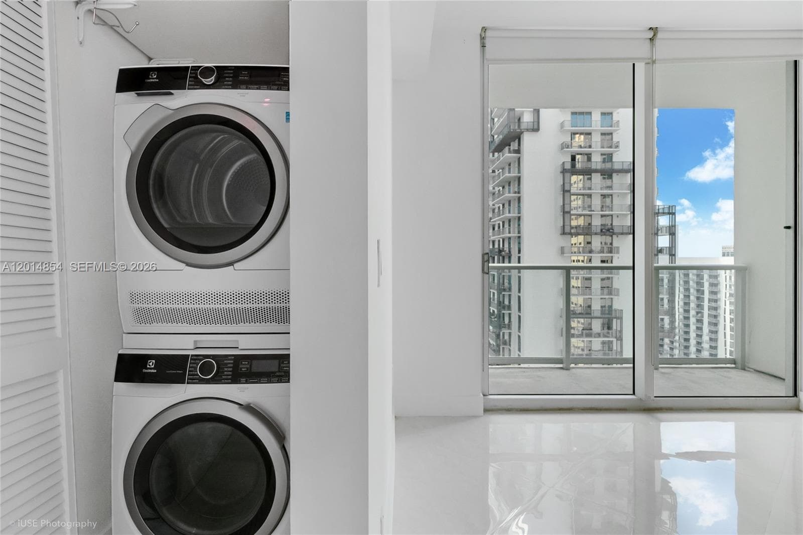300 S Biscayne Blvd # 2807, Miami FL 33131 — 9