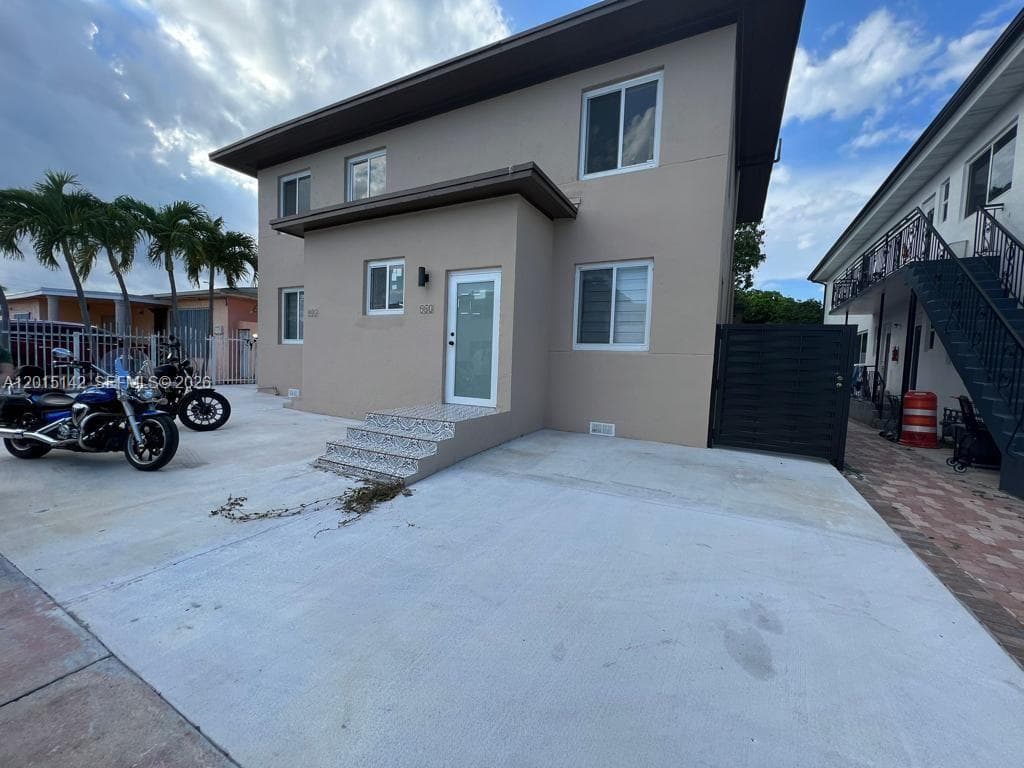 943 79th Ter # 202, Miami Beach FL 33141 — 1