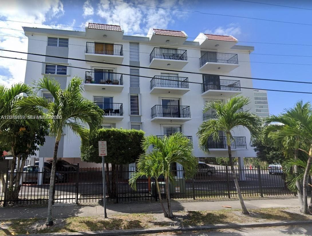 2500 SW 6th St # 303, Miami FL 33135 — 1