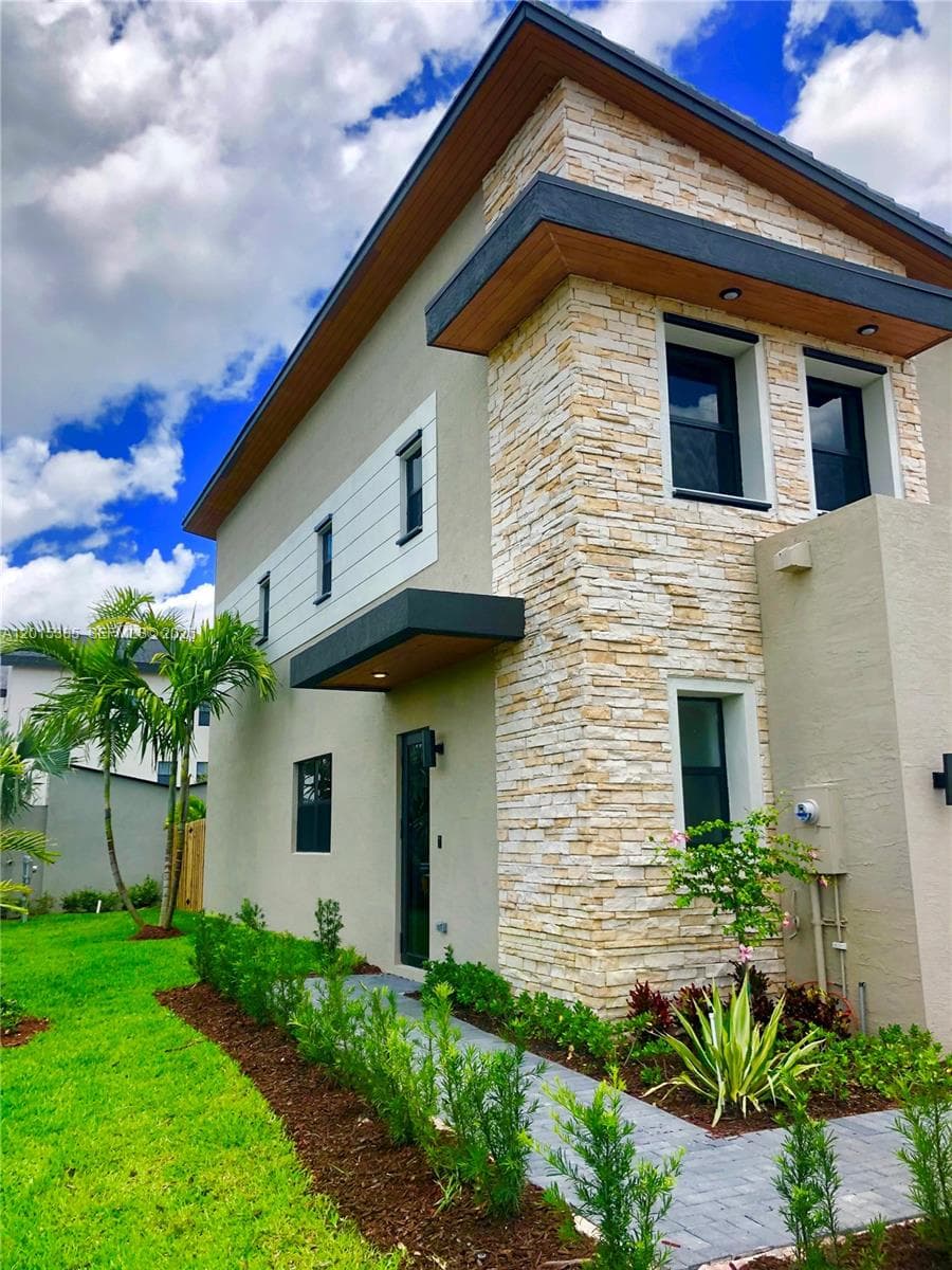 10597 NW NW 81 TERRACE # 10597, Doral FL 33178 — 35
