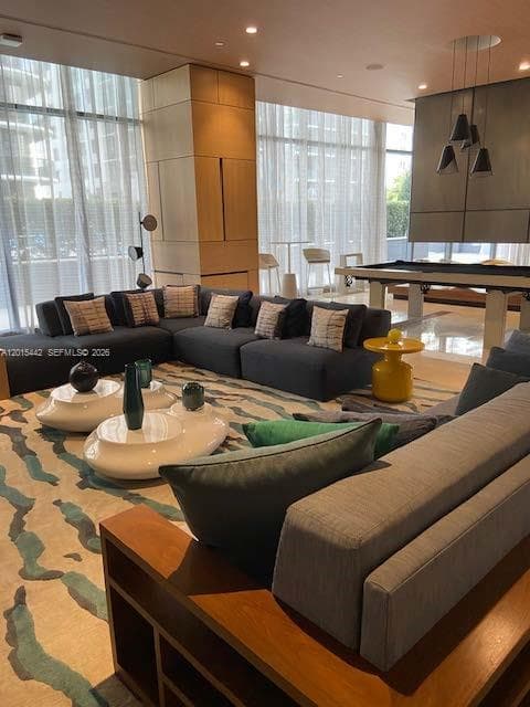 45 SW 9th St # 1007, Miami FL 33130 — 41