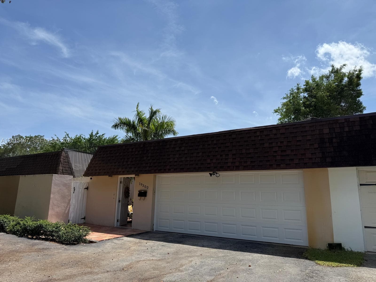 19300 W Lake Dr, Hialeah FL 33015 — 2