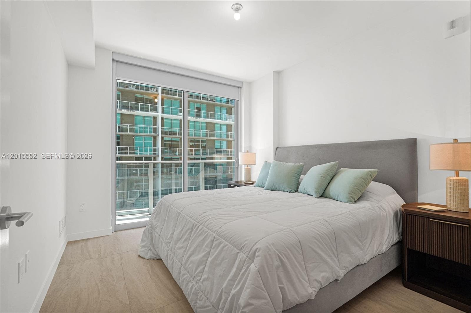 77 SE 5th st # 1511, Miami FL 33131 — 15