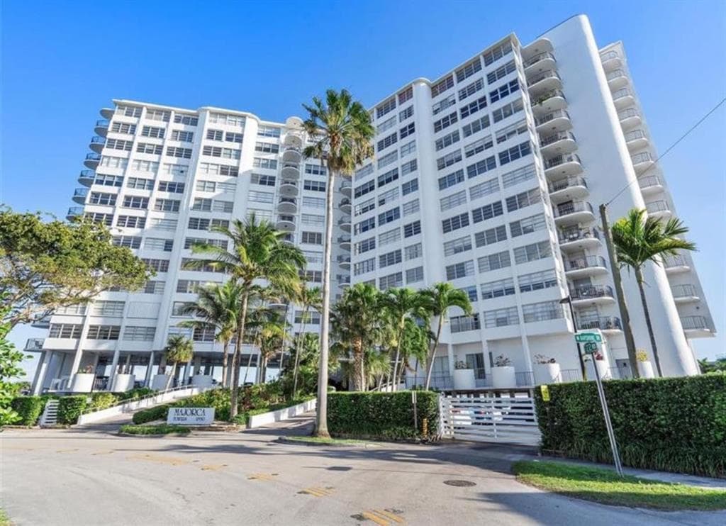 11930 N Bayshore Drive # 1202, North Miami FL 33181 — 4