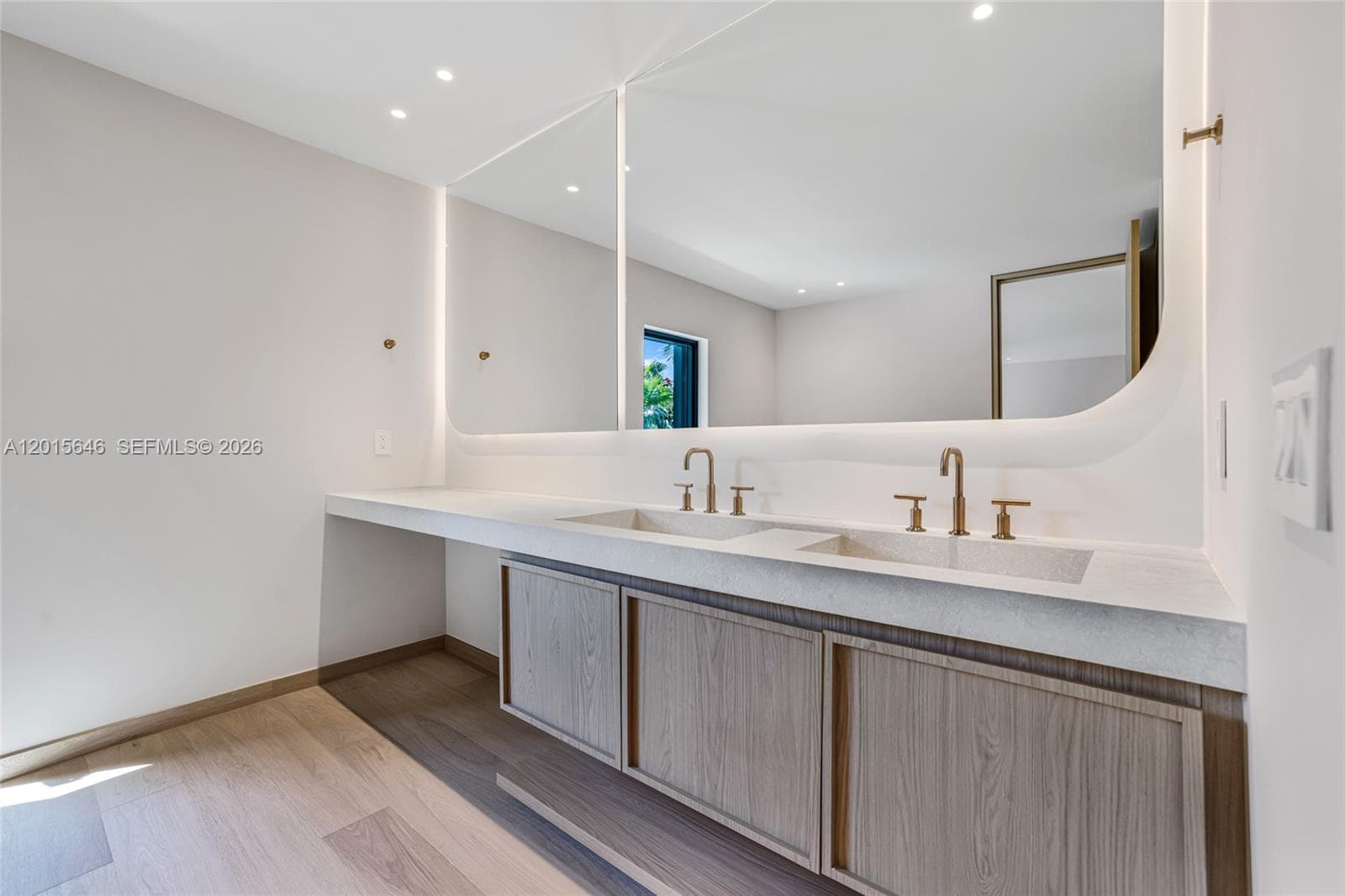 72 W Shore Dr W, Miami FL 33133 — 54