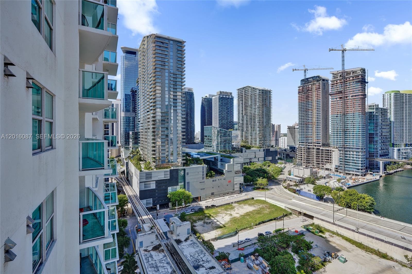 31 SE 5th St # 2305, Miami FL 33131 — 2