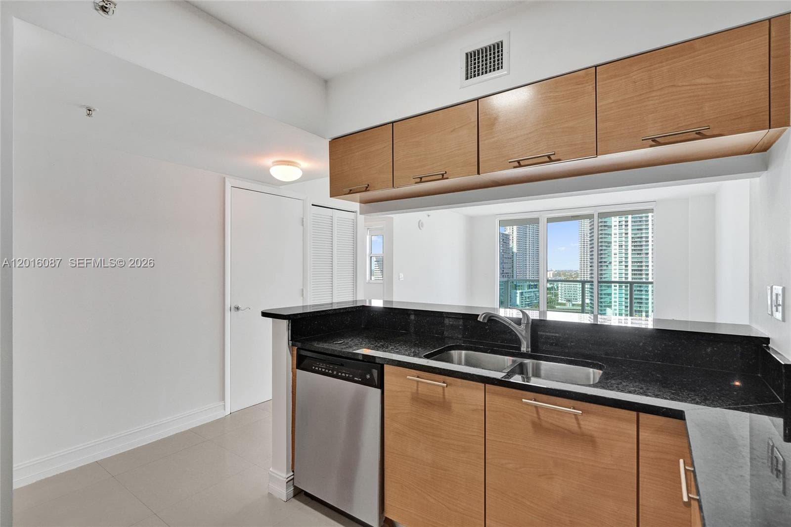31 SE 5th St # 2305, Miami FL 33131 — 16