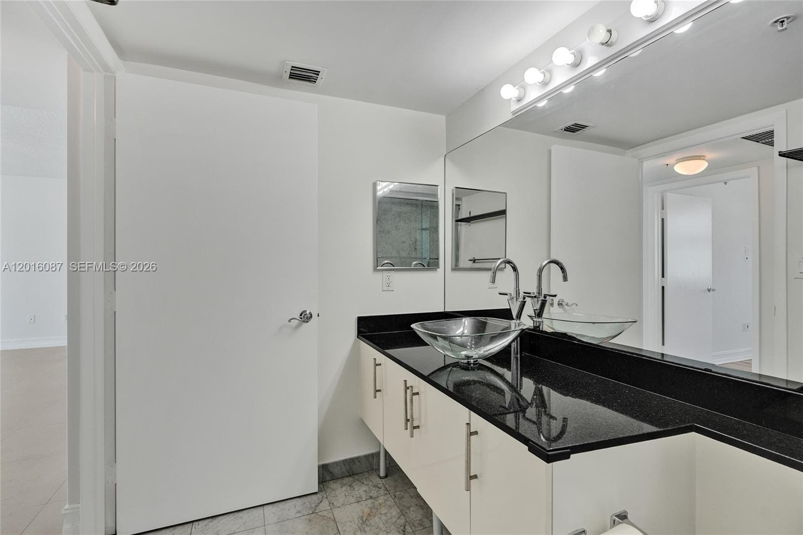 31 SE 5th St # 2305, Miami FL 33131 — 24