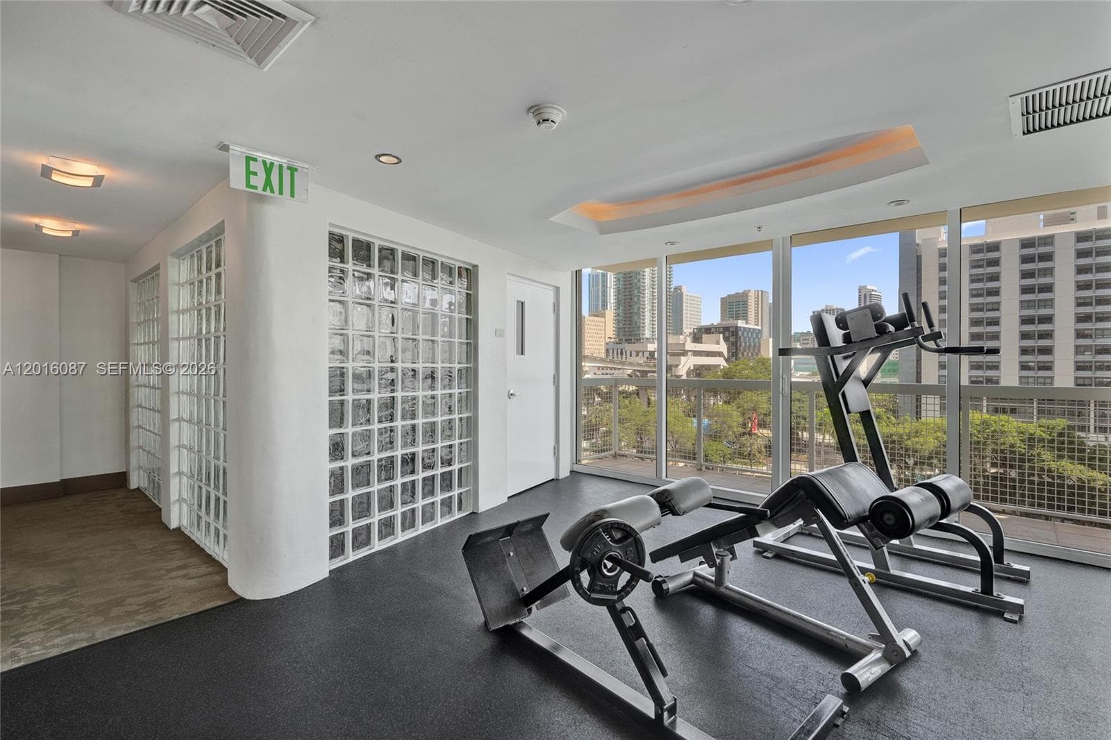 31 SE 5th St # 2305, Miami FL 33131 — 33