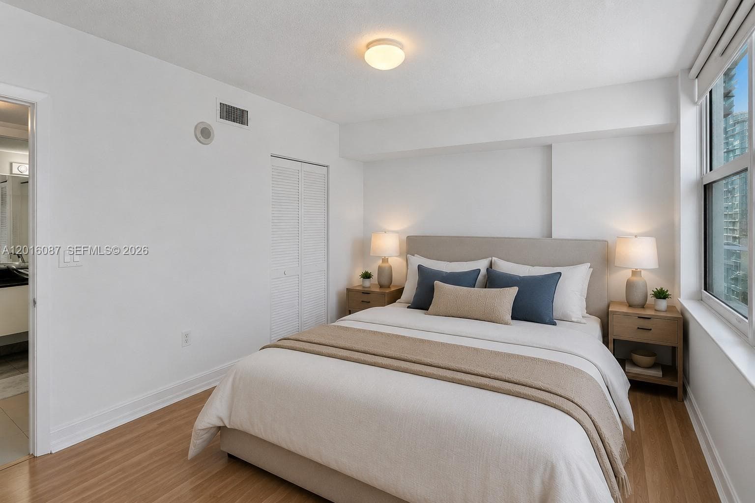 31 SE 5th St # 2305, Miami FL 33131 — 18