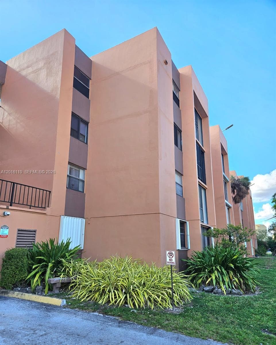 9420 W Flagler St # 103, Miami FL 33174 — 52