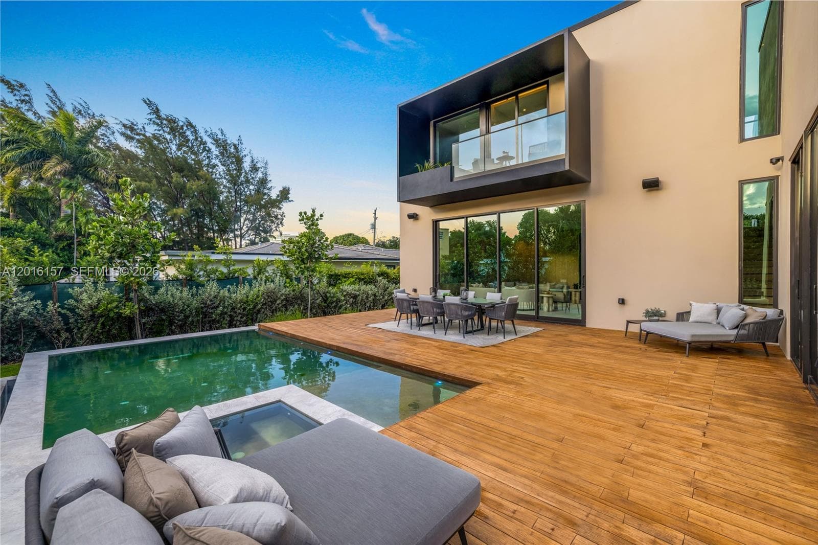 4550 N Jefferson Ave, Miami Beach FL 33140 — 90