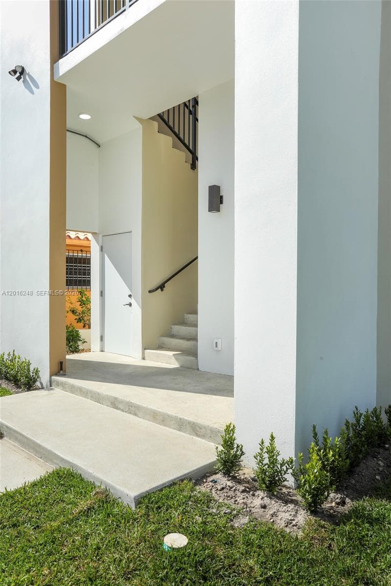 120 SW 35 Ave # A2, Miami FL 33135 — 5