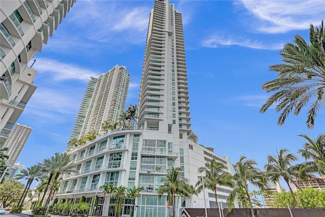 90 SW 3rd Street, Miami FL 33130 — 32