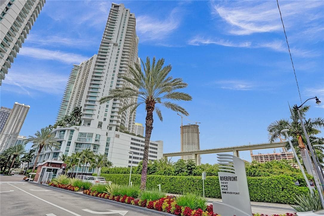 90 SW 3rd Street, Miami FL 33130 — 33