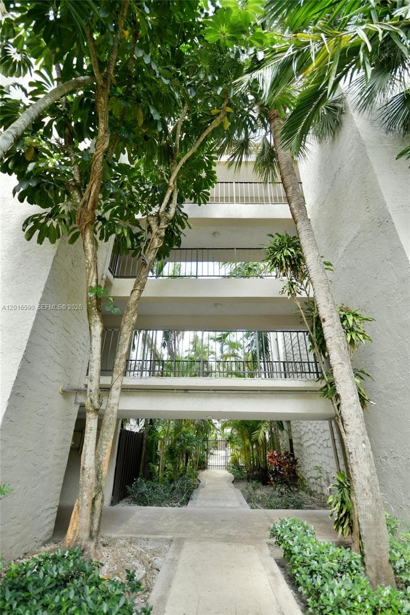 6884 N Kendall Dr # C401, Pinecrest FL 33156 — 11