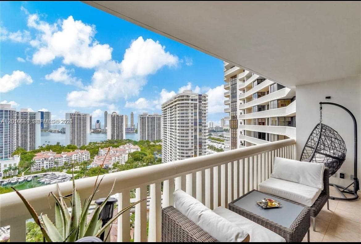 1000 W Island Blvd # 2508, Aventura FL 33160 — 23