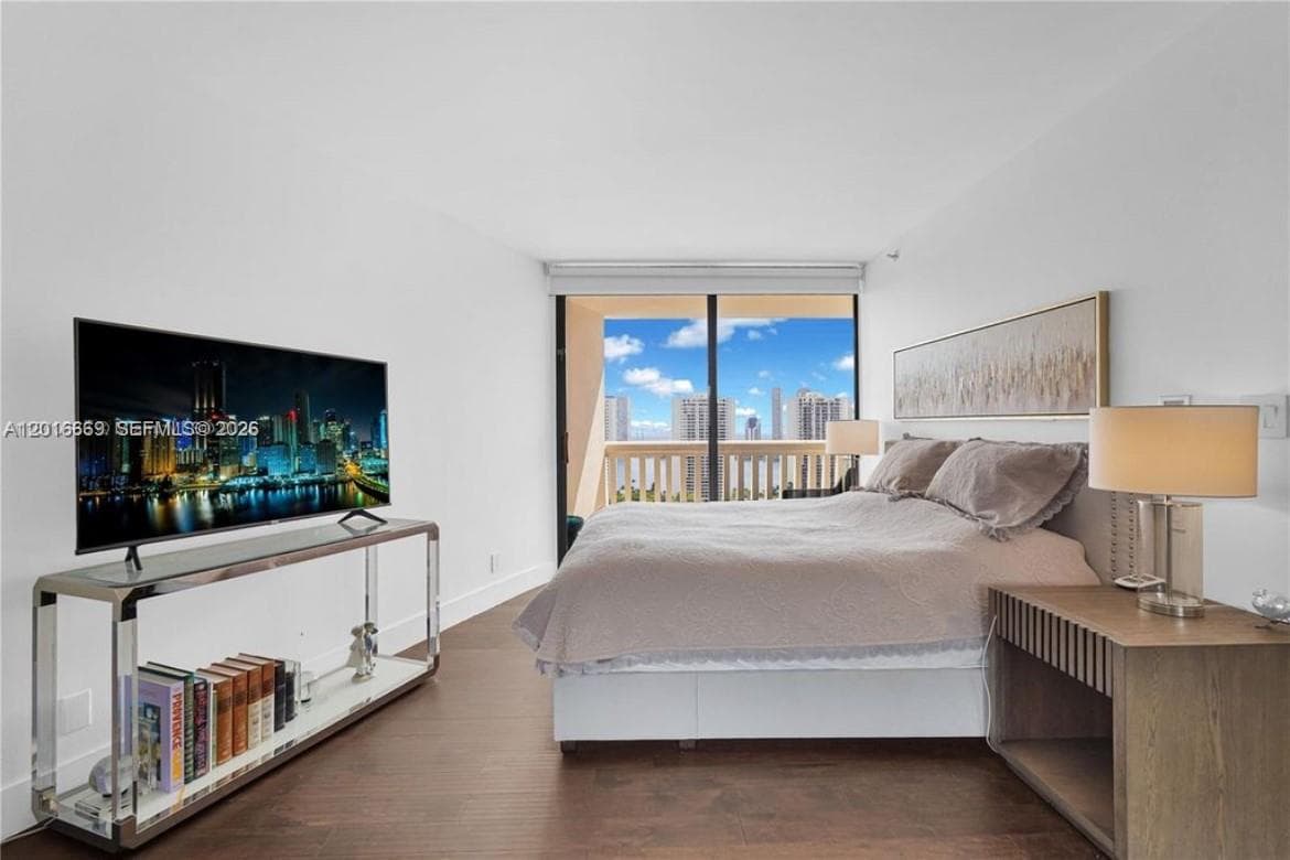 1000 W Island Blvd # 2508, Aventura FL 33160 — 17