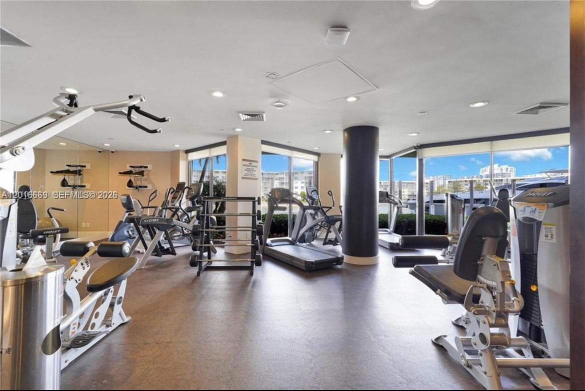 1000 W Island Blvd # 2508, Aventura FL 33160 — 43