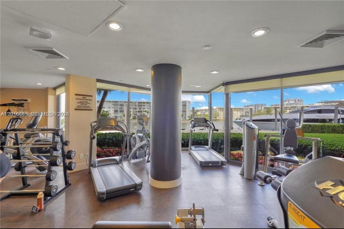 1000 W Island Blvd # 2508, Aventura FL 33160 — 44