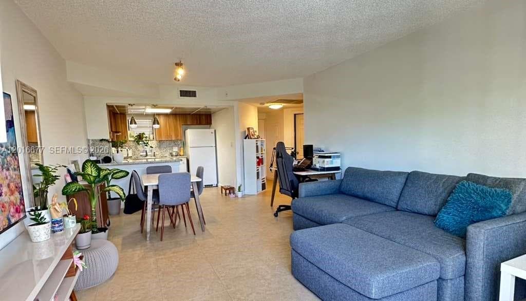 8290 Lake Dr # 325, Doral FL 33166 — 3
