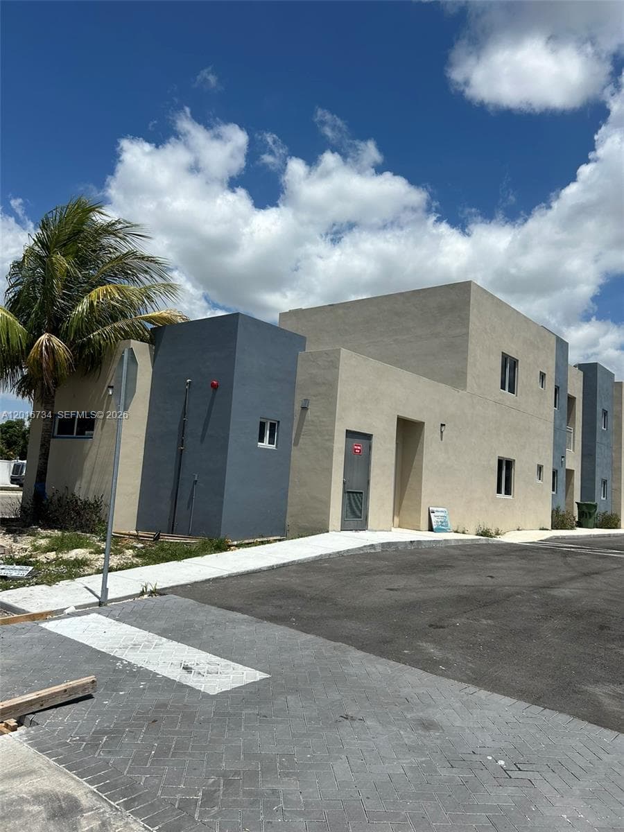 811 E 52nd St # 102, Hialeah FL 33013 — 2