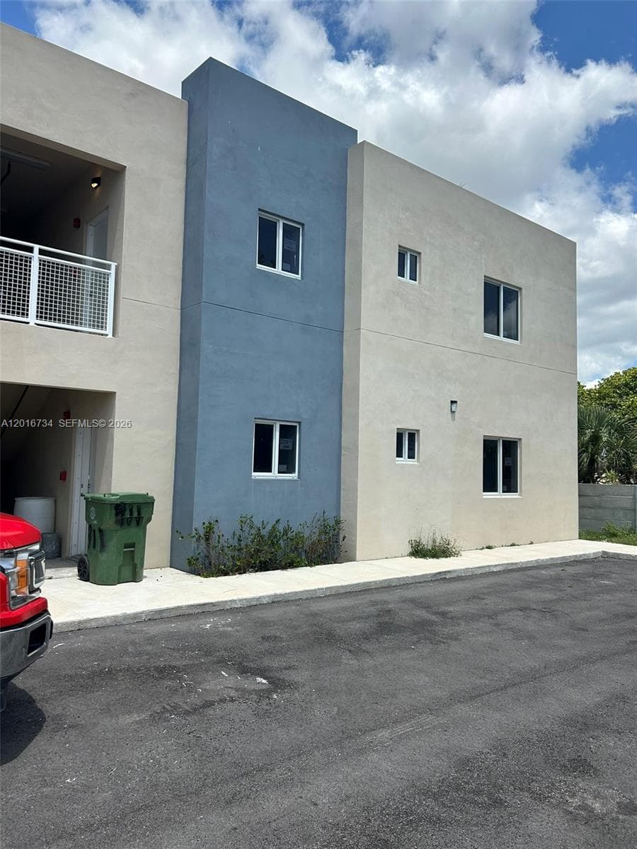 811 E 52nd St # 102, Hialeah FL 33013 — 1