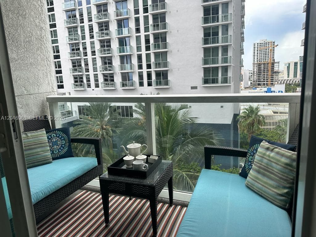 253 NE 2nd St # 1402, Miami FL 33132 — 16