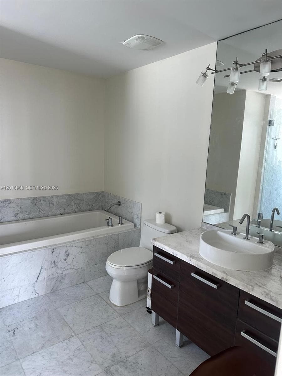 253 NE 2nd St # 1402, Miami FL 33132 — 14