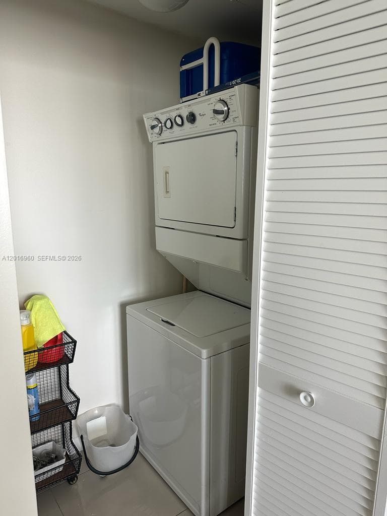 253 NE 2nd St # 1402, Miami FL 33132 — 18