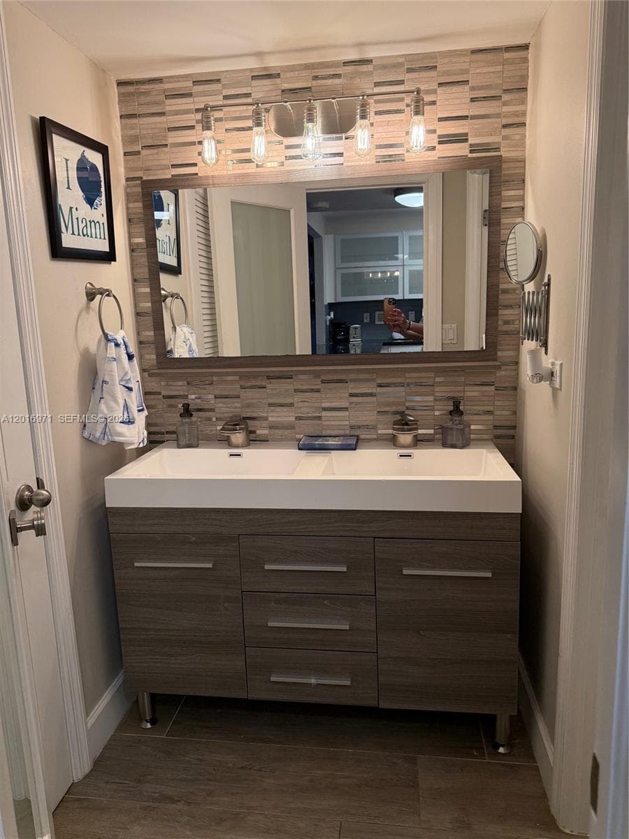2301 Collins Ave # 528, Miami Beach FL 33139 — 26