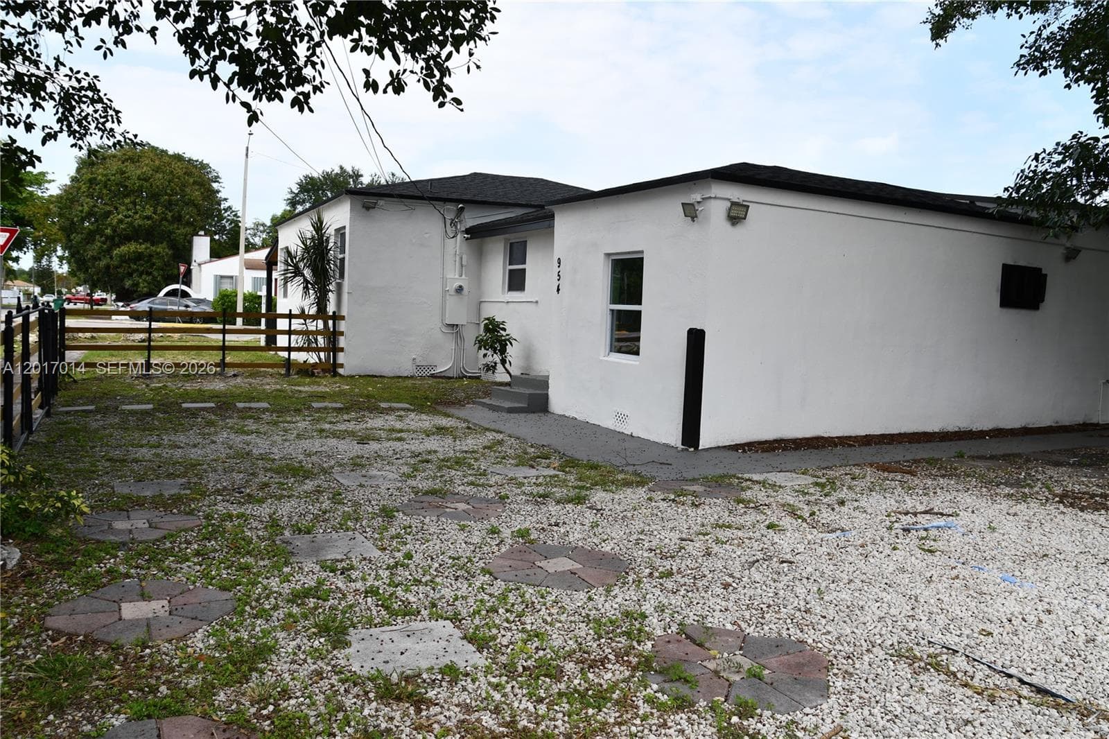 954 NW 75th St # b, Miami FL 33150 — 11