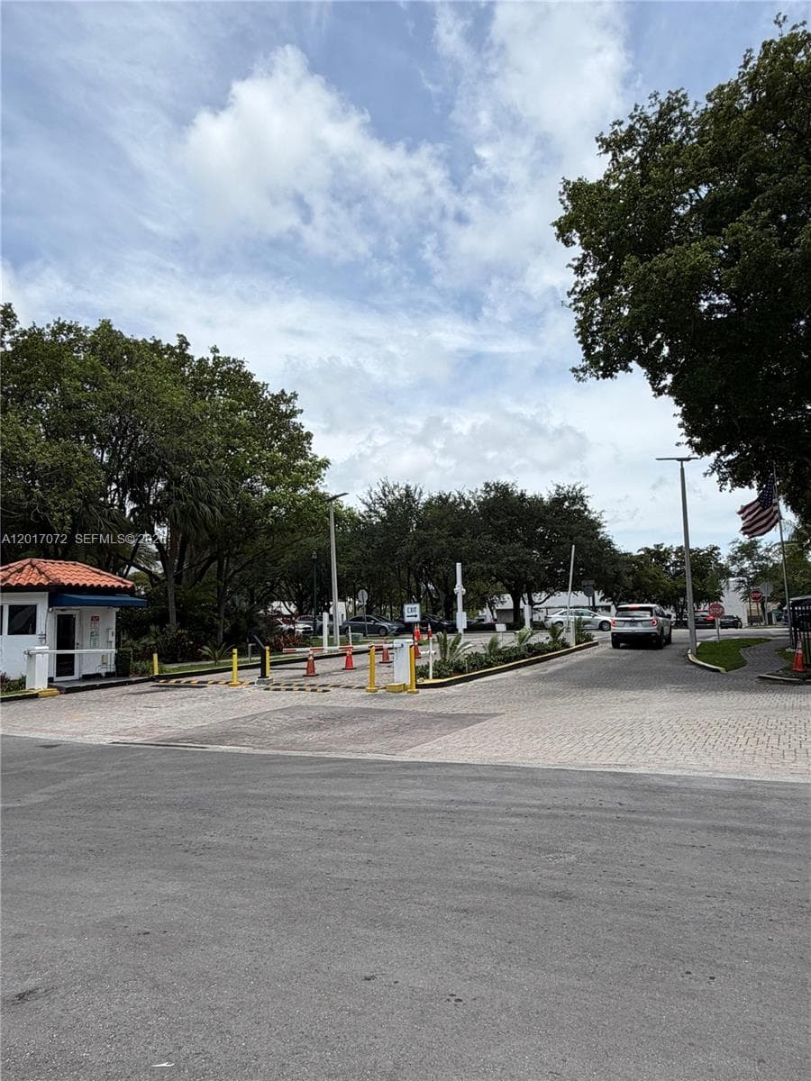 2750 NE 183rd St # 211, Aventura FL 33160 — 2
