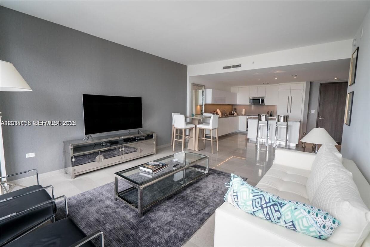 68 SE 6th St # 2510, Miami FL 33131 — 15