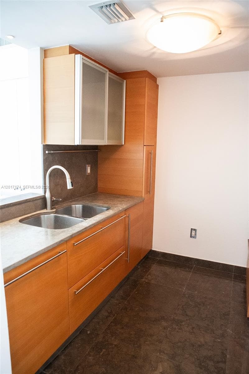 Icon Condo, Miami Beach, FL — 32
