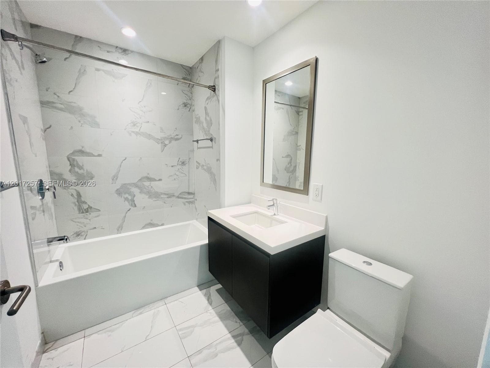 851 NE 1st Av # 2808, Miami FL 33132 — 17