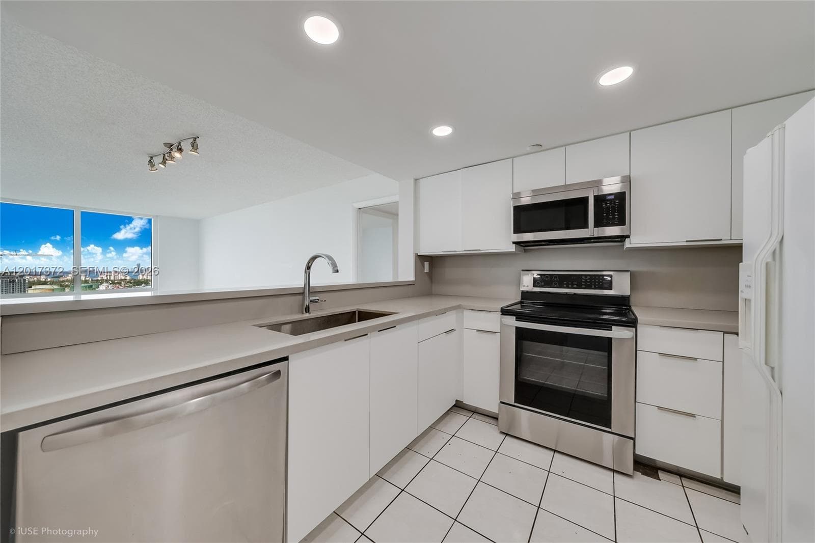 400 S Pointe Dr # 1801, Miami Beach FL 33139 — 9