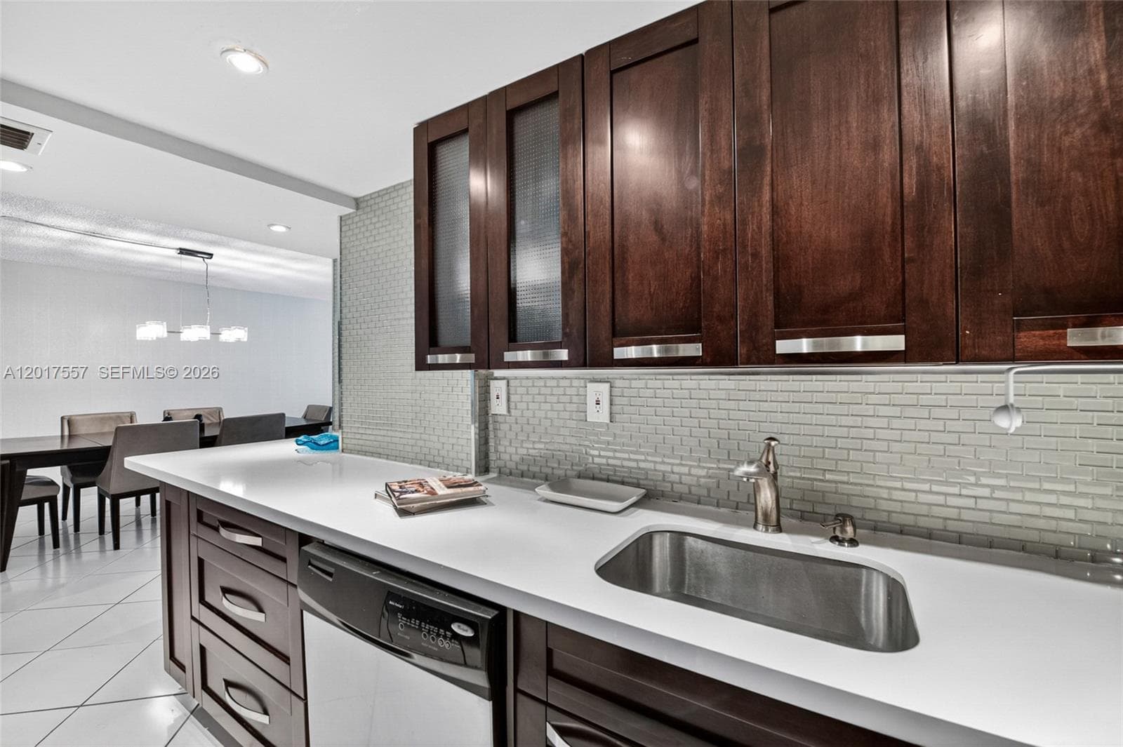 2401 Collins Ave # 1107, Miami Beach FL 33140 — 1