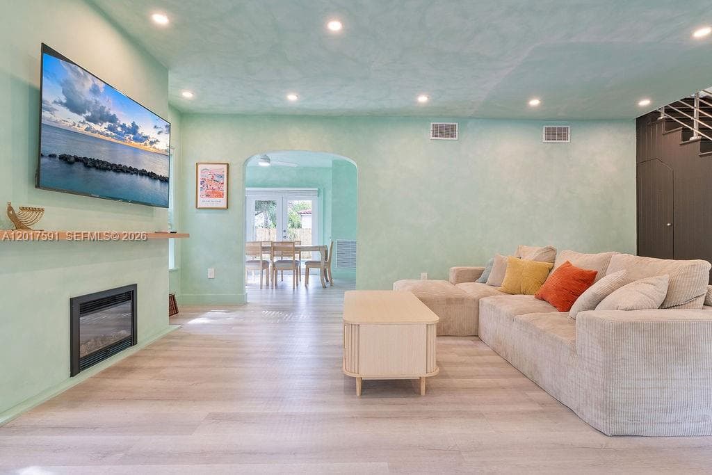 22 NE 44th St, Miami FL 33137 — 16