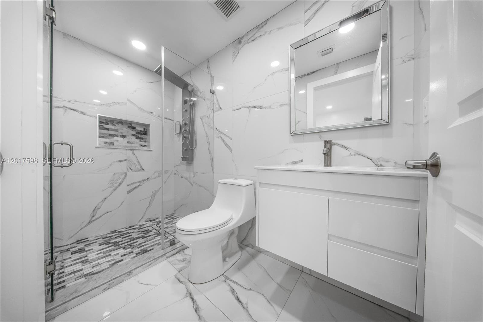 661 E 7th St, Hialeah FL 33010 — 33