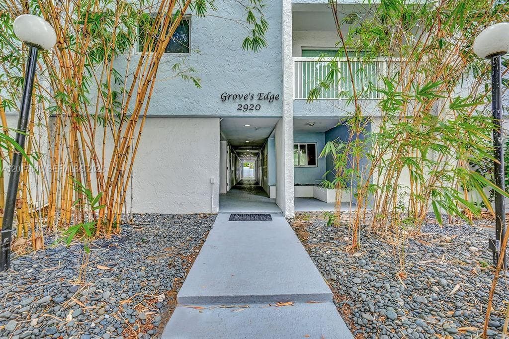 2920 SW 28th Ter # 207, Miami FL 33133 — 2