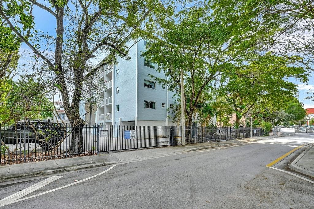 2920 SW 28th Ter # 207, Miami FL 33133 — 42
