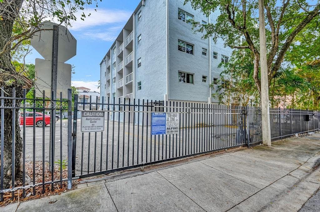 2920 SW 28th Ter # 207, Miami FL 33133 — 41
