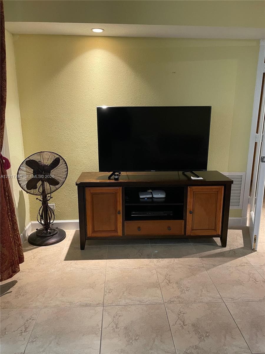 5005 Collins Ave # 1422, Miami Beach FL 33140 — 17