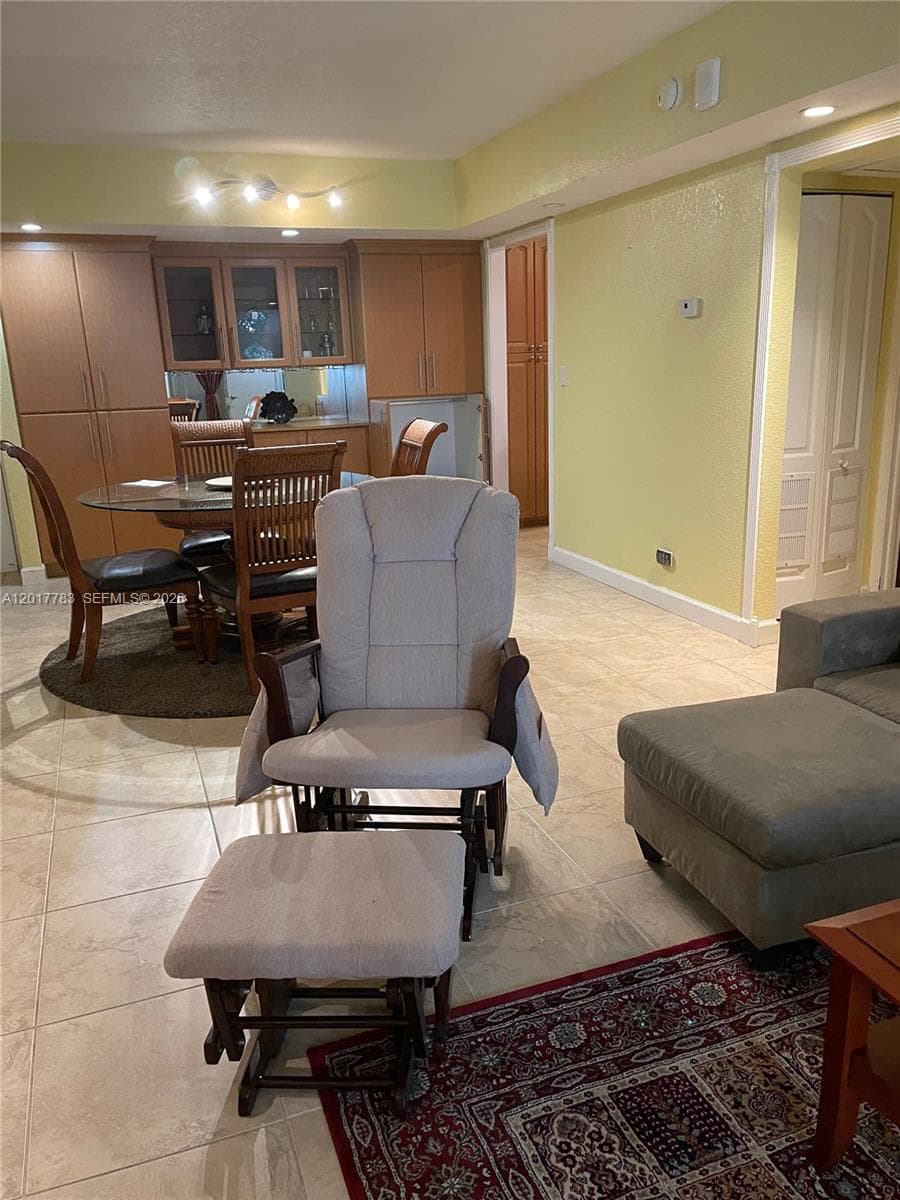 5005 Collins Ave # 1422, Miami Beach FL 33140 — 18